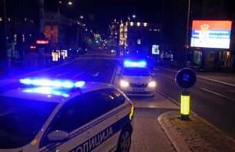 JEZIVO NASILJE U CENTRU BEOGRADA: Jedan tinejdžer izboden nožem, drugi pretučen – obojica primljena sa teškim povredama, policija traga za napadačima