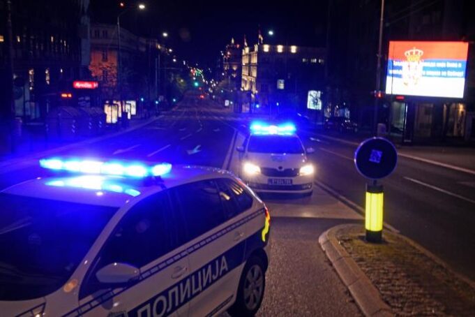 JEZIVO NASILJE U CENTRU BEOGRADA: Jedan tinejdžer izboden nožem, drugi pretučen – obojica primljena sa teškim povredama, policija traga za napadačima