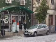 (VIDEO) JAKO NEVREME POGODILO SRBIJU: Vozila stoje u zaustavnoj traci, Batočina prekrivena gradom. RHMZ se HITNO oglasio.