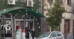 (VIDEO) JAKO NEVREME POGODILO SRBIJU: Vozila stoje u zaustavnoj traci, Batočina prekrivena gradom. RHMZ se HITNO oglasio.