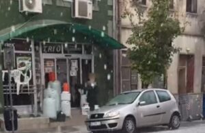 (VIDEO) JAKO NEVREME POGODILO SRBIJU: Vozila stoje u zaustavnoj traci, Batočina prekrivena gradom. RHMZ se HITNO oglasio.