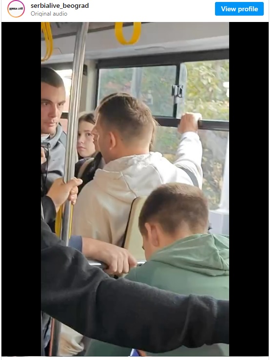 HAOS U GRADSKOM PREVOZU: Muškarac se unosio mlađem momku u lice i psovao ga, a onda je izbila tuča, putnici u panici: „Dete, bre, da li ste normalni?!“