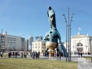 Policajci u centru Beograda zatekli su dečaka kako nepomično leži sklupčan kod spomenika Stefanu Nemanji. Kada je otvorio oči, izgovorio je rečenicu zbog koje im se srušio.