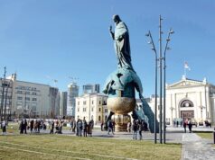 Policajci u centru Beograda zatekli su dečaka kako nepomično leži sklupčan kod spomenika Stefanu Nemanji. Kada je otvorio oči, izgovorio je rečenicu zbog koje im se srušio.