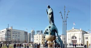 Policajci u centru Beograda zatekli su dečaka kako nepomično leži sklupčan kod spomenika Stefanu Nemanji. Kada je otvorio oči, izgovorio je rečenicu zbog koje im se srušio.