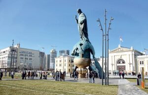 Policajci u centru Beograda zatekli su dečaka kako nepomično leži sklupčan kod spomenika Stefanu Nemanji. Kada je otvorio oči, izgovorio je rečenicu zbog koje im se srušio.