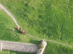 Vatrogasci su nosili povređenu ženu na nosilima nakon nesreće na Kalemegdanu, gde je starija žena pala sa zidina.