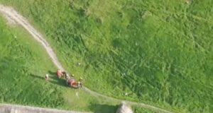 Vatrogasci su nosili povređenu ženu na nosilima nakon nesreće na Kalemegdanu, gde je starija žena pala sa zidina.