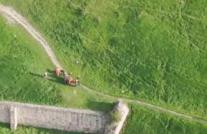 Vatrogasci su nosili povređenu ženu na nosilima nakon nesreće na Kalemegdanu, gde je starija žena pala sa zidina.