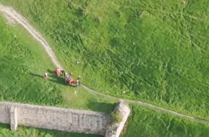 Vatrogasci su nosili povređenu ženu na nosilima nakon nesreće na Kalemegdanu, gde je starija žena pala sa zidina.