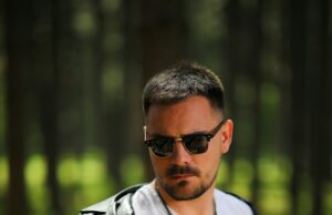 Jovan Radovanović, omiljeni pevač na narodnoj sceni, doživeo je značajan porast popularnosti zahvaljujući svom hitu „Još Jednom Ponovo“.