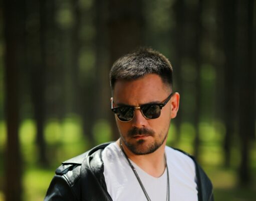 Jovan Radovanović, omiljeni pevač na narodnoj sceni, doživeo je značajan porast popularnosti zahvaljujući svom hitu „Još Jednom Ponovo“.