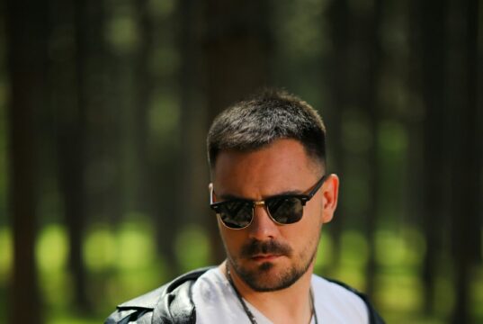 Jovan Radovanović, omiljeni pevač na narodnoj sceni, doživeo je značajan porast popularnosti zahvaljujući svom hitu „Još Jednom Ponovo“.