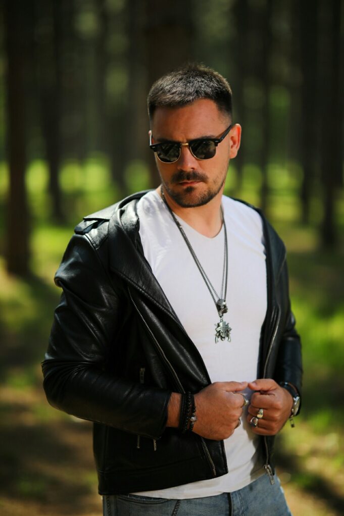 Jovan Radovanović, omiljeni pevač na narodnoj sceni, doživeo je značajan porast popularnosti zahvaljujući svom hitu „Još Jednom Ponovo“.