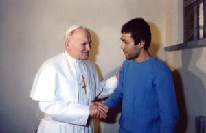 PAPA JOVAN PAVLE II PREŽIVEO ATENTAT – NJEGOV GEST JOŠ UVEK ODUŠEVLJAVA SVET!