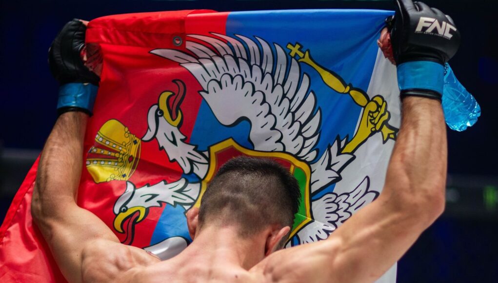 Crnogorac podigao nesvakidašnju zastavu! Usred Beograda pobedio Srbina, pa pokazao posebne simbole – evo šta znače