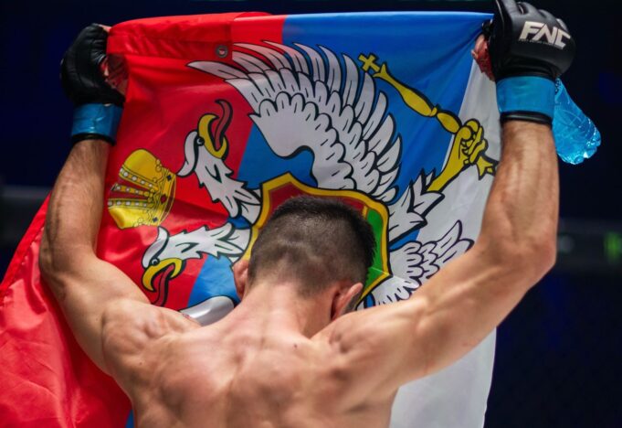 Crnogorac podigao nesvakidašnju zastavu! Usred Beograda pobedio Srbina, pa pokazao posebne simbole – evo šta znače
