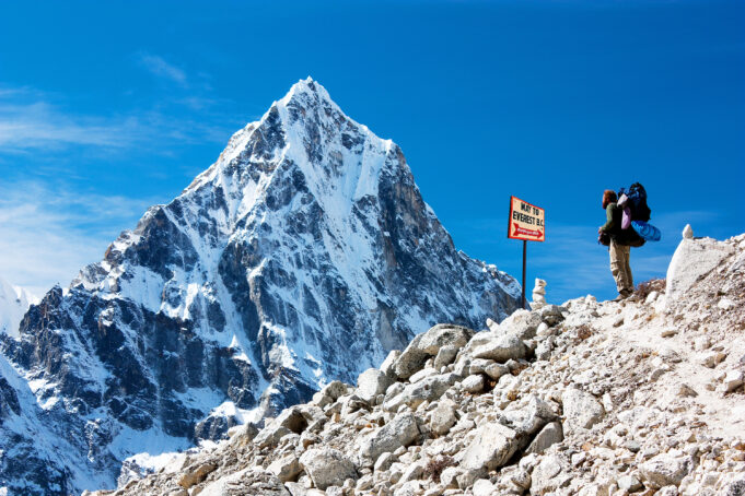 Aleksandar Milosavljević, član Planinarskog društva „Expedition Summits“, uspeo je da se popne na najvišu tačku planete – vrh Mont Everesta, visok 8.848 metara, saopštio je danas Planinarski savez Srbije.