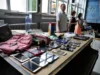 BITKA ZA MOBILNE U ŠKOLAMAĐaci hoće da ih imaju bar na odmoru, neki roditelji viču: „Ja ga rodila, hoću da znam gde je!“, drugi brinu – „Mozak će im postati kaša!“