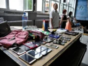 BITKA ZA MOBILNE U ŠKOLAMAĐaci hoće da ih imaju bar na odmoru, neki roditelji viču: „Ja ga rodila, hoću da znam gde je!“, drugi brinu – „Mozak će im postati kaša!“