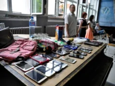 BITKA ZA MOBILNE U ŠKOLAMAĐaci hoće da ih imaju bar na odmoru, neki roditelji viču: „Ja ga rodila, hoću da znam gde je!“, drugi brinu – „Mozak će im postati kaša!“