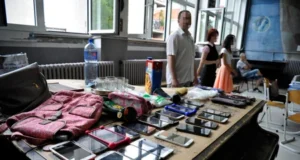 BITKA ZA MOBILNE U ŠKOLAMAĐaci hoće da ih imaju bar na odmoru, neki roditelji viču: „Ja ga rodila, hoću da znam gde je!“, drugi brinu – „Mozak će im postati kaša!“