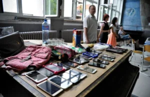 BITKA ZA MOBILNE U ŠKOLAMAĐaci hoće da ih imaju bar na odmoru, neki roditelji viču: „Ja ga rodila, hoću da znam gde je!“, drugi brinu – „Mozak će im postati kaša!“