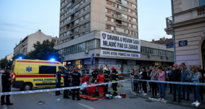 DRAMA U NOVOM SADU: Mladić pao sa krova zgrade – u kritičnom stanju, lekari se bore za njegov život