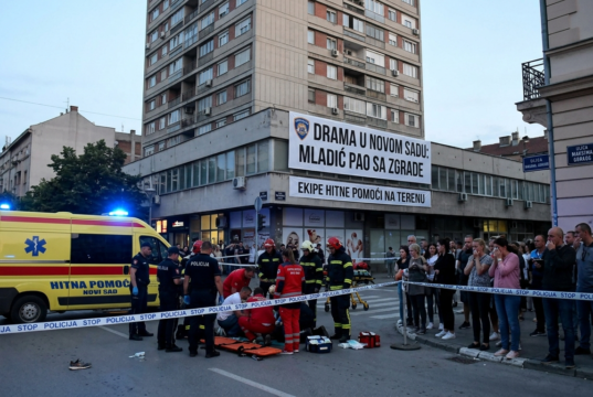 DRAMA U NOVOM SADU: Mladić pao sa krova zgrade – u kritičnom stanju, lekari se bore za njegov život