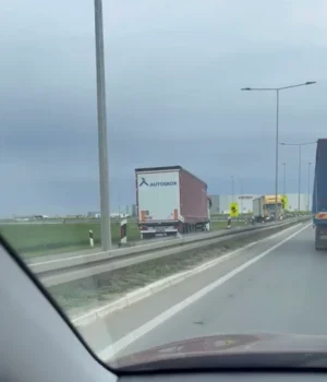 HAOS NA AUTO-PUTU KOD DOBANOVACAKamion vozio u kontrasmeru – vozači u šoku!