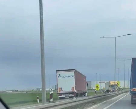 HAOS NA AUTO-PUTU KOD DOBANOVACAKamion vozio u kontrasmeru – vozači u šoku!