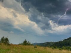 RHMZ UPOZORAVA: STIŽU PLJUSKOVI, GRAD I OLUJNI VETAR – TEMPERATURE DO 37°C Shutterstock F