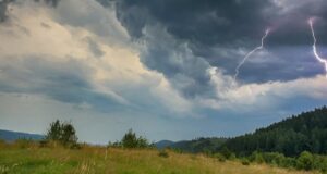RHMZ UPOZORAVA: STIŽU PLJUSKOVI, GRAD I OLUJNI VETAR – TEMPERATURE DO 37°C Shutterstock F