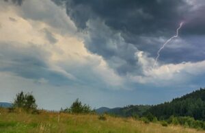 RHMZ UPOZORAVA: STIŽU PLJUSKOVI, GRAD I OLUJNI VETAR – TEMPERATURE DO 37°C Shutterstock F