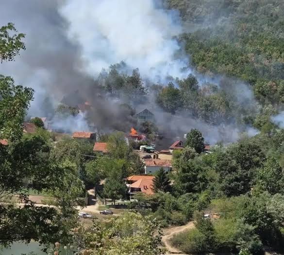 PRIZNAO KAKO JE IZAZVAO POŽAR KOD BOVANSKOG JEZERA: Uhapšen muškarac (65), izgorele tri vikendice