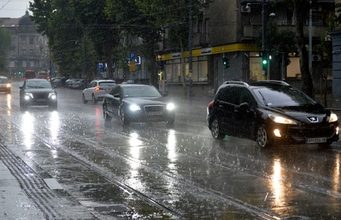 NEVREME STIGLO U SRBIJU: JAK PLJUSAK SE SRUČIO NA GOČ, U BEOGRADU ODJEKUJE GRMLJAVINA!