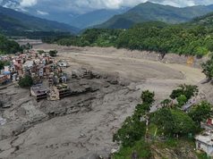 NEPAL ZAVIJEN U CRNO: NAJMANJE 162 ŽRTVE, STOTINE LJUDI NESTALO/VIdeo