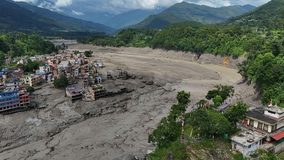 NEPAL ZAVIJEN U CRNO: NAJMANJE 162 ŽRTVE, STOTINE LJUDI NESTALO/VIdeo