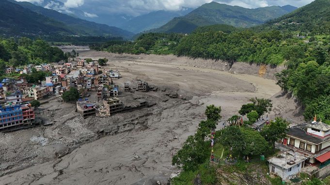 NEPAL ZAVIJEN U CRNO: NAJMANJE 162 ŽRTVE, STOTINE LJUDI NESTALO/VIdeo