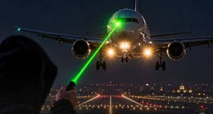 LASERIMA OMETALI AVIONE TOKOM SLETANJA NA „NIKOLU TESLU“ – ZABELEŽENO 25 INCIDENATA