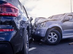 TEŠKA SAOBRAĆAJNA NESREĆA KOD MANASTIRA RAKOVICA! ČETVORO POVREĐENIH PREVEZENO U URGENTNI CENTAR